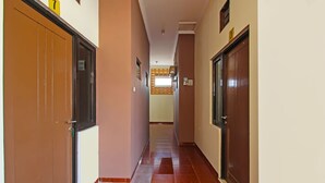 Un pasillo con puertas numeradas 3 y 7 que conduce a una habitación con ventana y puerta.