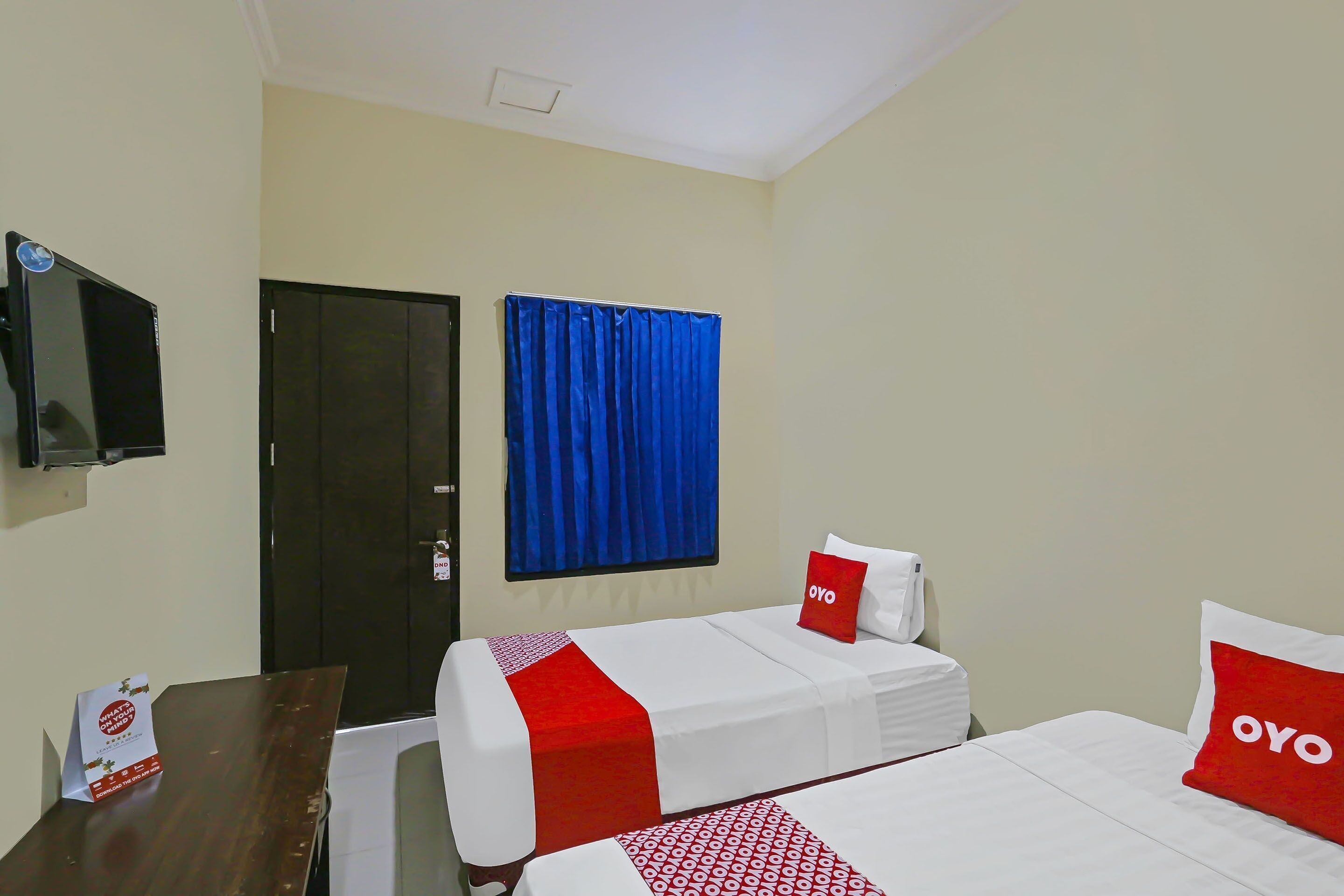 Escritorio, espacio para trabajar con laptop y ropa de cama 