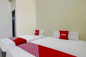 Deluxe Twin Room | Desk, laptop workspace, bed sheets