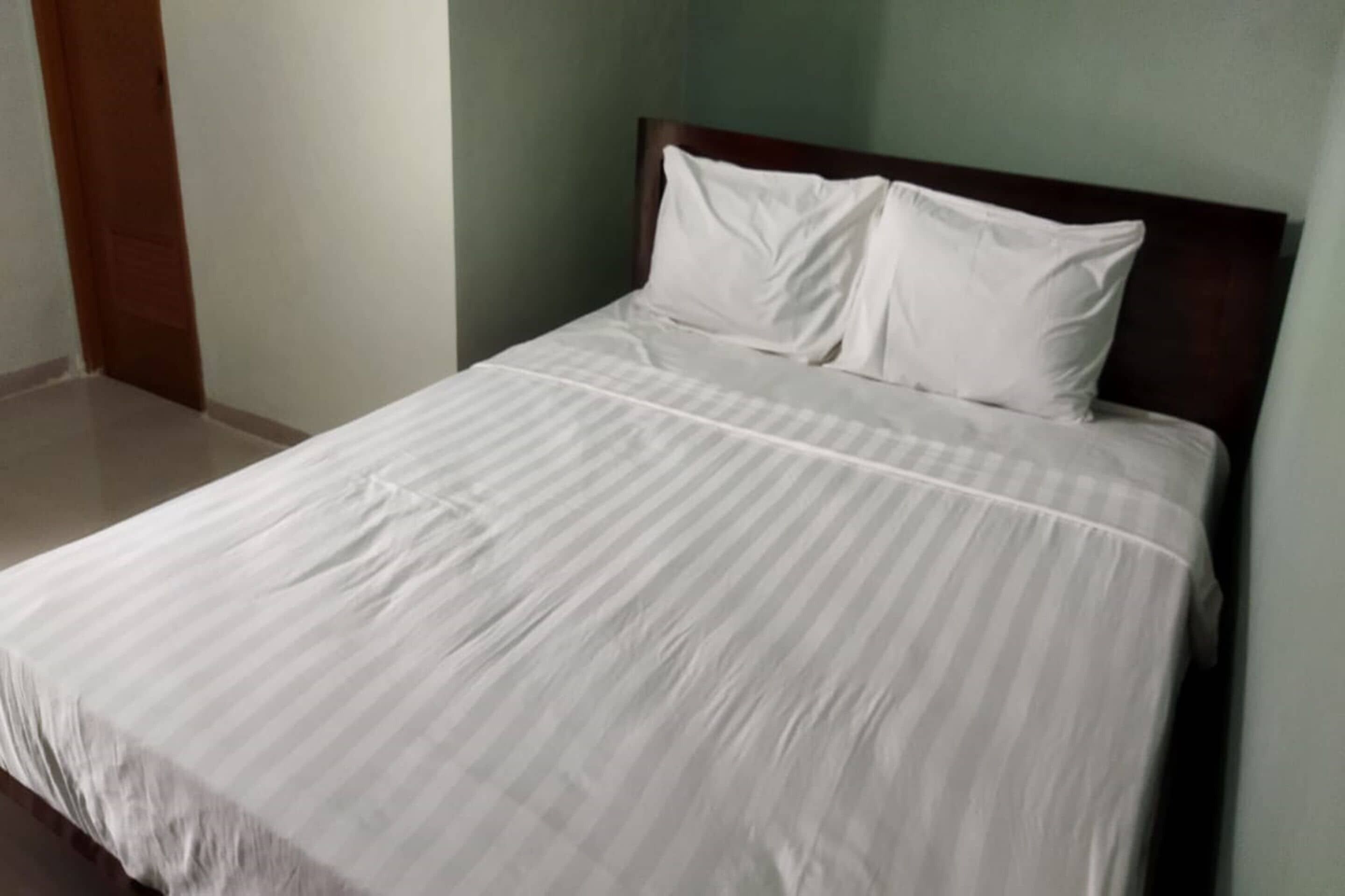 Escritorio, espacio para trabajar con laptop y ropa de cama 