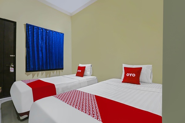 Standard Twin Room | Desk, laptop workspace, bed sheets