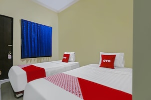 Standard Twin Room | Desk, laptop workspace, bed sheets