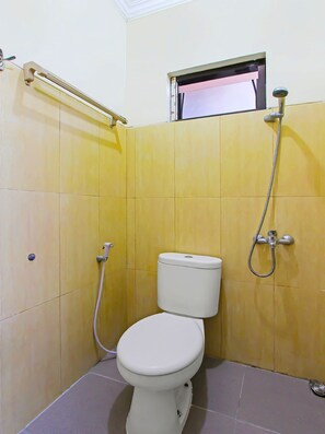Habitación doble estándar | Baño | Regadera y toallas