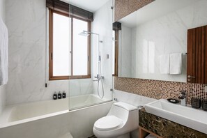 Shower, hair dryer - Hua Hin Pool Villa - Joyful Pool Villa 3 Bedroom  (Hua Hin)