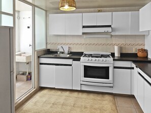 Kühlschrank, Ofen, Herdplatte, Wasserkocher mit Kaffee-/Teezubehör