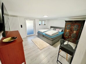 2 bedrooms, free WiFi - 2 room apartment, comfortable, king size bed, TV (Hannover)