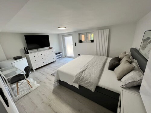 2 room apartment, comfortable, king size bed, TV