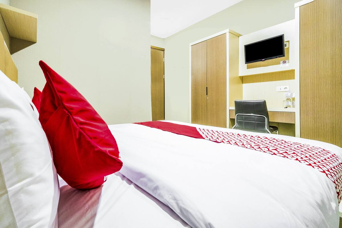 Laptop workspace, free WiFi, bed sheets