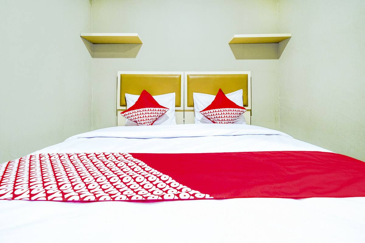 Laptop workspace, free WiFi, bed sheets