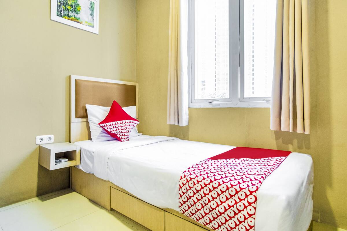 Laptop workspace, free WiFi, bed sheets