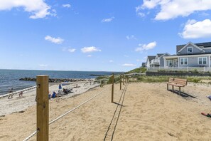 Playa en los alrededores y toallas de playa 