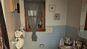 Sèche-cheveux, serviettes fournies, savon, papier toilette