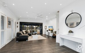 Villa, 3 habitaciones, piscina privada | Zona de estar | Televisión de pantalla plana de 23 pulgadas con canales por cable