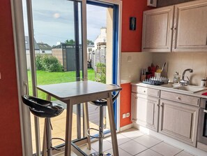 Fridge, microwave, dishwasher, cookware/dishes/utensils