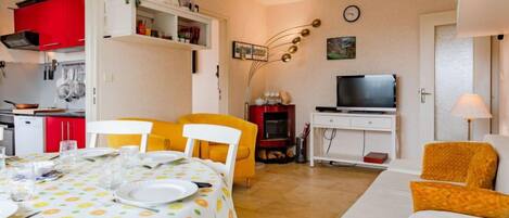Flat-screen TV, fireplace