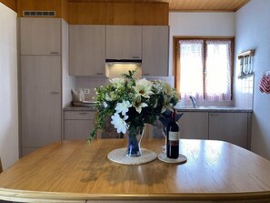 Kühlschrank, Ofen, Toaster, Hochstuhl