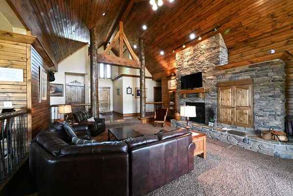 Televisión, chimenea, futbolito y libros 