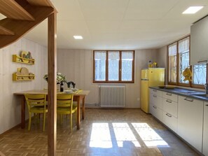 Réfrigérateur, four, batterie de cuisine, vaisselle et ustensiles