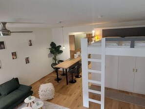 1 dormitorio, escritorio, tabla de planchar con plancha y wifi
