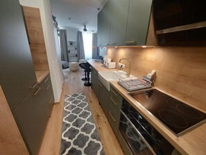 Kühlschrank, Geschirrspüler, Toaster, Kochgeschirr/Geschirr/Besteck