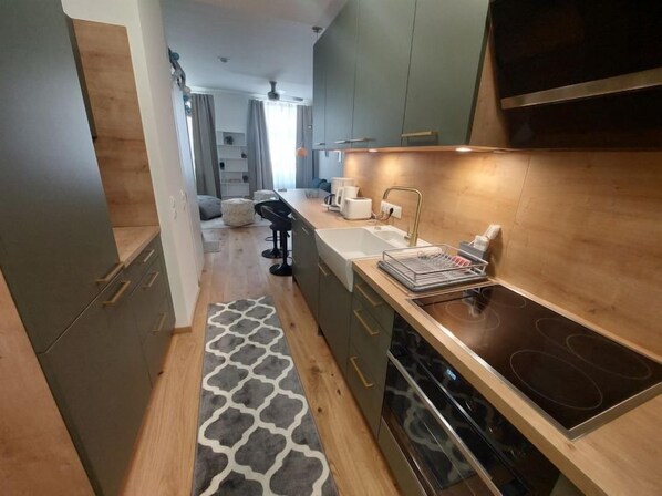 Kühlschrank, Geschirrspüler, Toaster, Kochgeschirr/Geschirr/Besteck