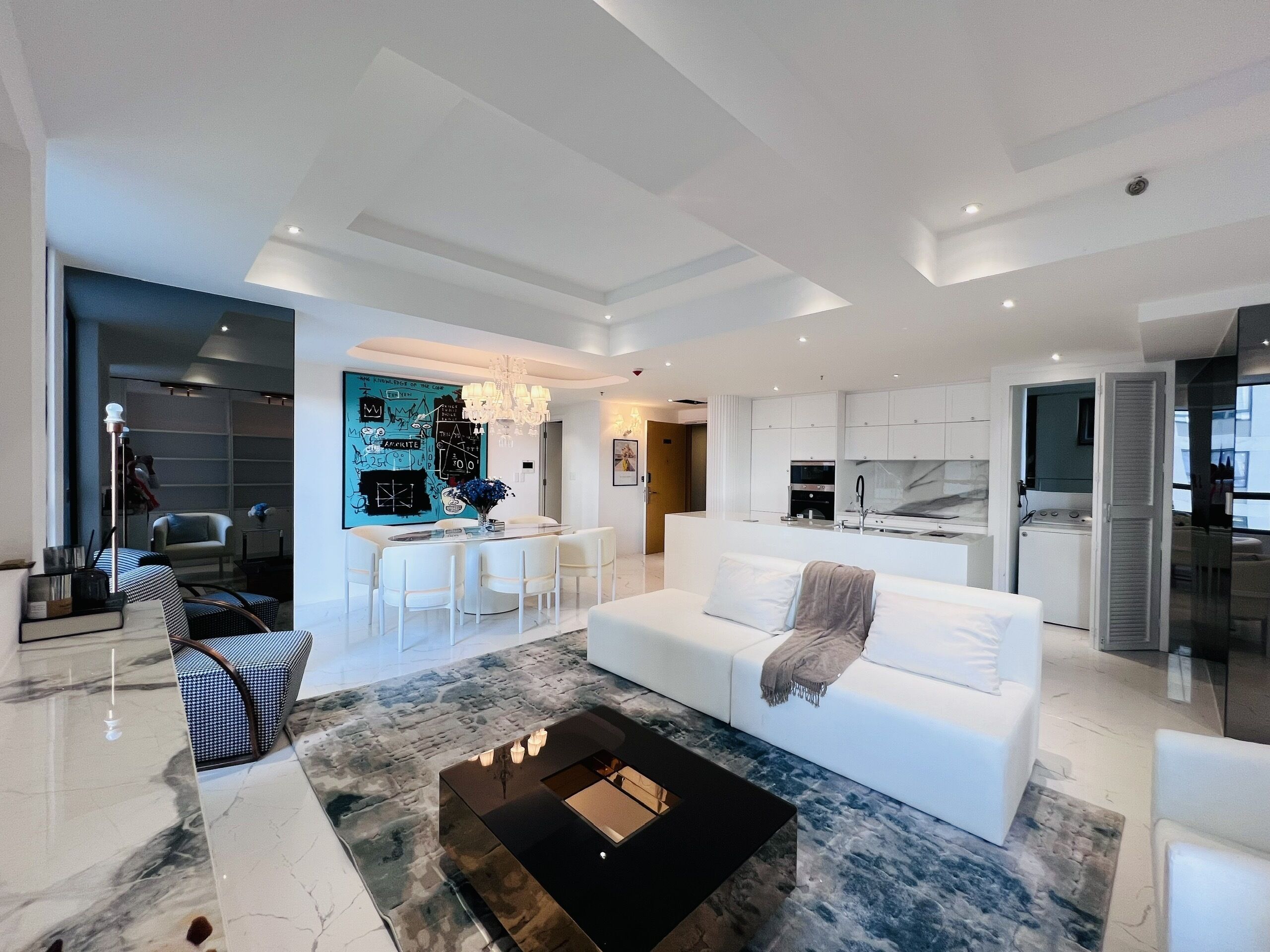 Smart-TV, Videospiele, Tischtennisplatte, Bücher