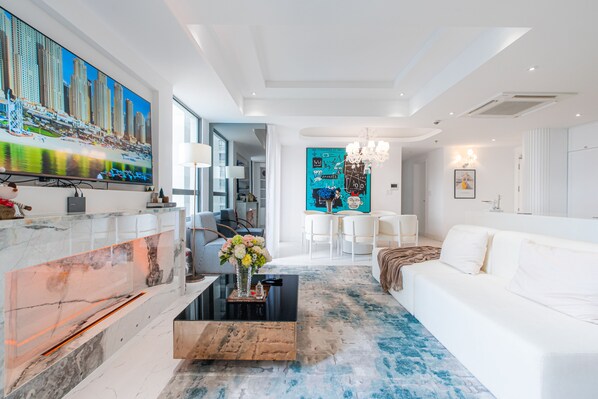 Téléviseur connecté, jeux vidéo, table de ping-pong, livres