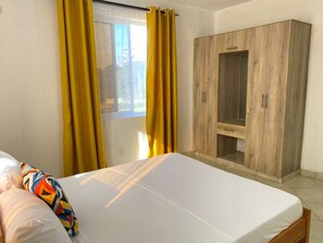 Departamento Deluxe, 1 habitación | Escritorio y espacio para trabajar con laptop 