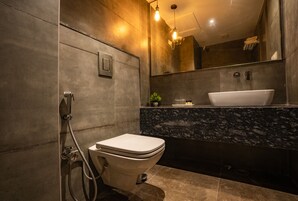 Camera Deluxe | Bagno | Set di cortesia gratuito, asciugamani