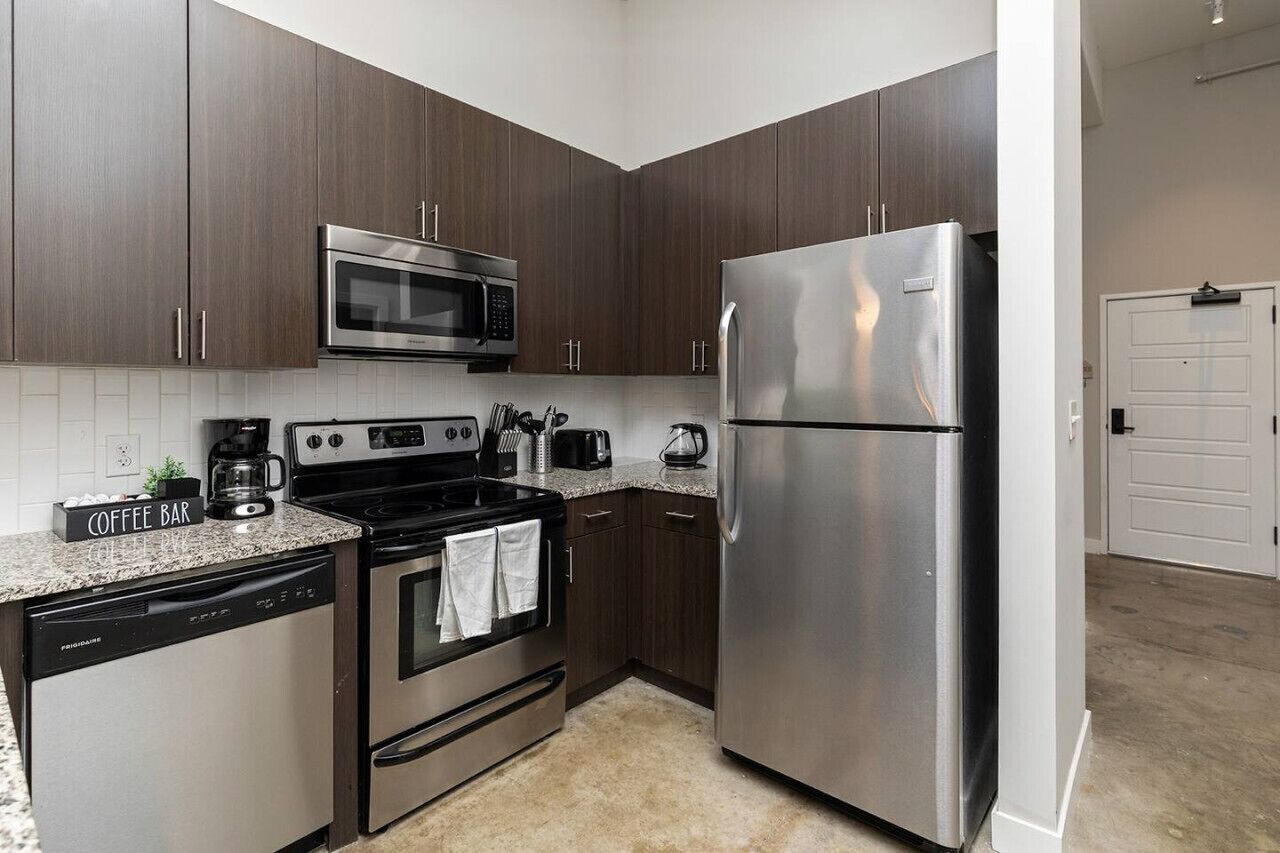 Kylskåp, mikrovågsugn, ugn och spishäll