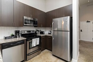 Een koelkast, een microgolfoven, een oven, een kookplaat