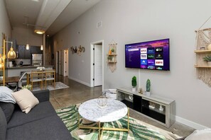 Smart TV - Cozy Boho-Chic Downtown 2BD/2BR - Downtown DSM (Des Moines)