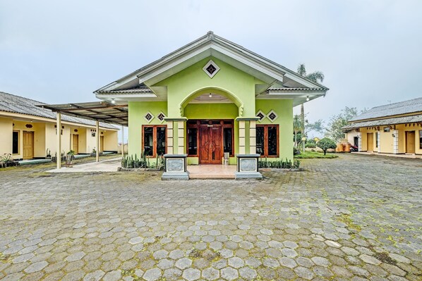 Vista frontal de la propiedad