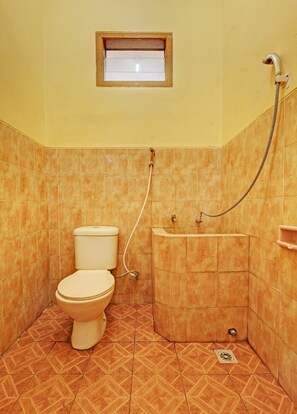 Standard Double Room | Bathroom | Shower, towels, soap - OYO 92406 Hotel Renata 1 (Getasan)