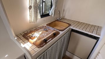 Kühlschrank, Herdplatte, Wasserkocher mit Kaffee-/Teezubehör