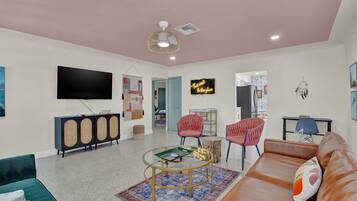 Apartment | Living area | 32-inch TV with satellite channels