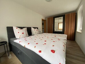 2 bedrooms, travel cot, free WiFi, bed sheets - Comfortable large vacation apartment near Dresden (85sqm) free WLAN -Am Schwedenstein (Ohorn)