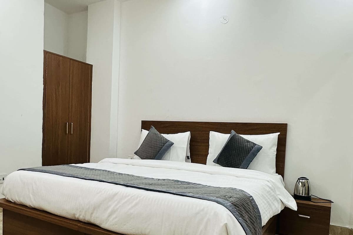 Executive Room | Iron/ironing board, free WiFi, bed sheets