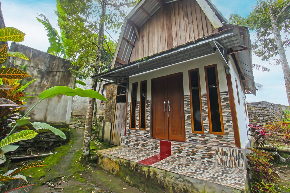 SPOT ON 92462 Awenk Homestay