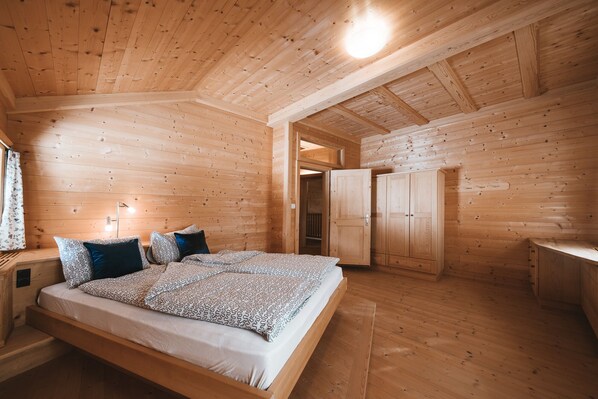 4 Schlafzimmer, Schreibtisch, Reisekinderbett, kostenloses WLAN