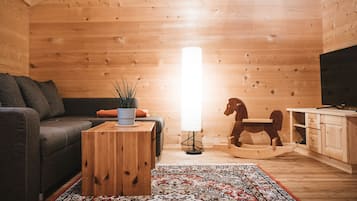 Smart TV, chimenea, futbolito y tenis de mesa