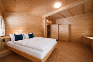 4 soverom, skrivebord, reiseseng for barn og wi-fi (inkludert)