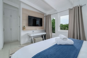 Villa superior, 4 habitaciones, vistas al río | 4 dormitorios, caja fuerte, tabla de planchar con plancha
