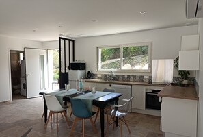 Wasserkocher mit Kaffee-/Teezubehör, Kühlschrank, Mikrowelle, Ofen