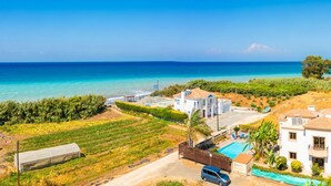 A coastal property with a swimming pool, a tennis court, and a view of the sea. - Villa Dora in Argaka (Argaka)