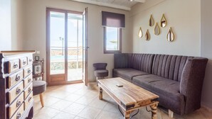 Una sala de estar acogedora con un sofá, una mesa de centro y un aparador.
