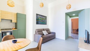 Een moderne leefruimte met keuken, eethoek en zithoek.