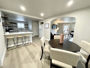 Dining - Central duplex with 3 bed/2bth near Hough Park (Vancouver)