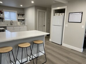 Interior - Central duplex with 3 bed/2bth near Hough Park (Vancouver)