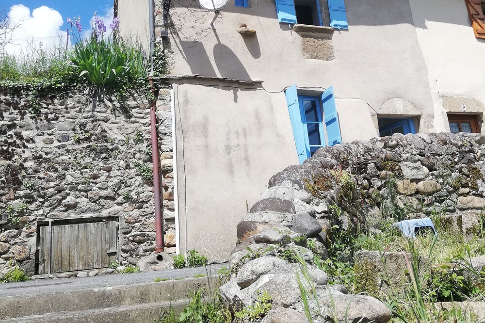 Maison de Pêcheur en Pierre du Xviie Siècle au Bord de la Dordogne
